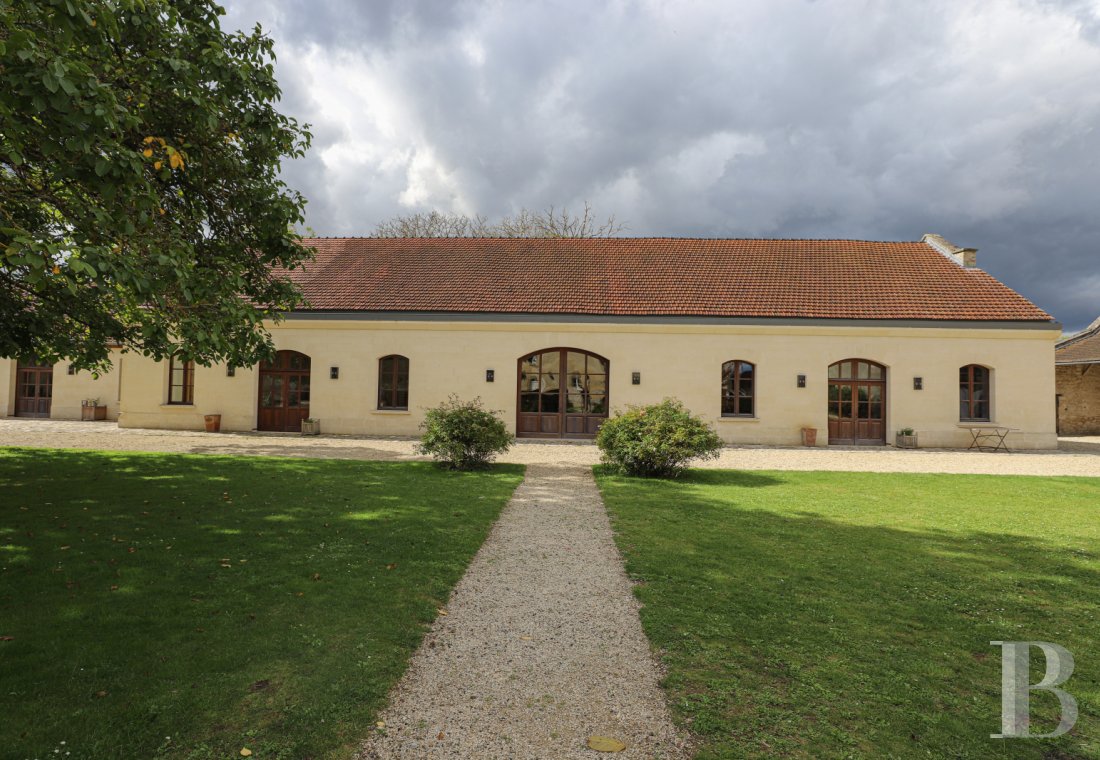 A large 18th century farmhouse and dovecote transformed into a hotel in the Oise, near Senlis - photo  n°6